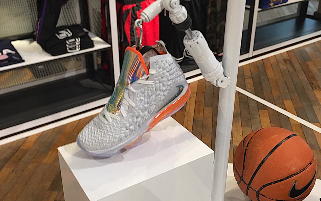Inszenierung des NIKE LeBrons 17 im DTC-Store in Berlin