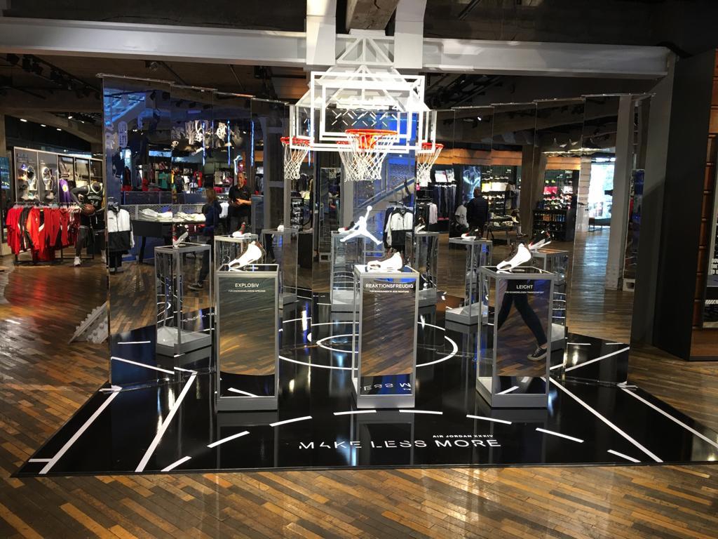 Inszenierung des NIKE Jordan 34 im DTC-Store in Berlin
