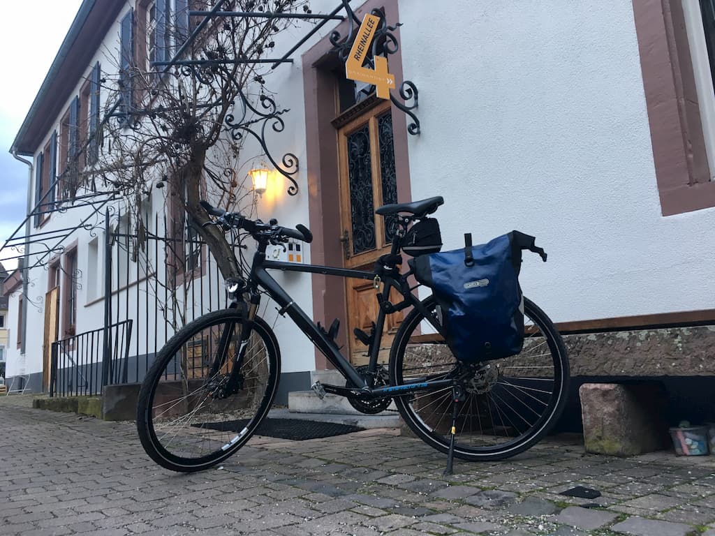 BRAINARTIST bringt sich morgens auf Temperatur. Ein Fahrrad steht vor der Haustür.