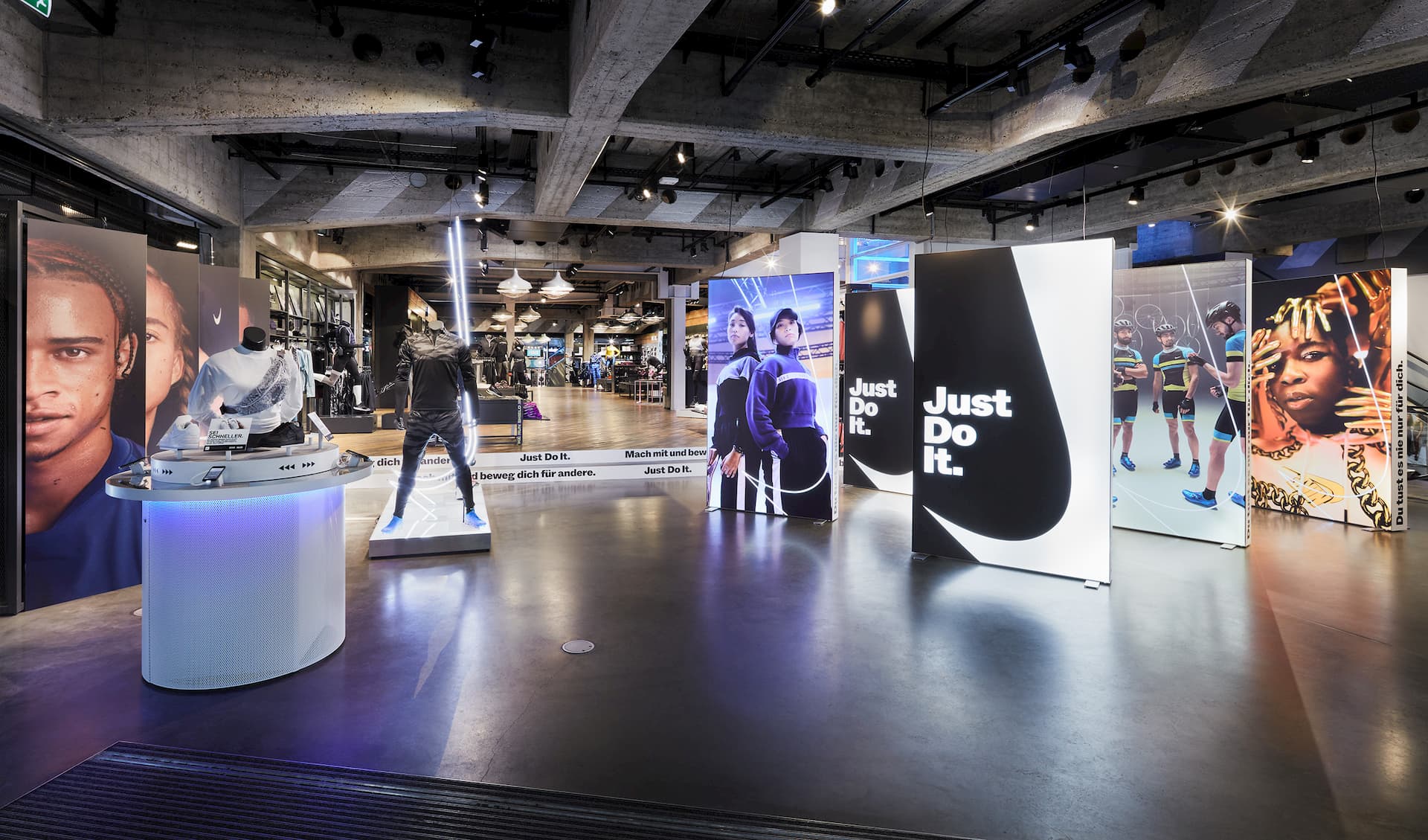 NIKE-Hauptstore in Berlin während der „Du tust es nie nur für Dich.“-Kampagne